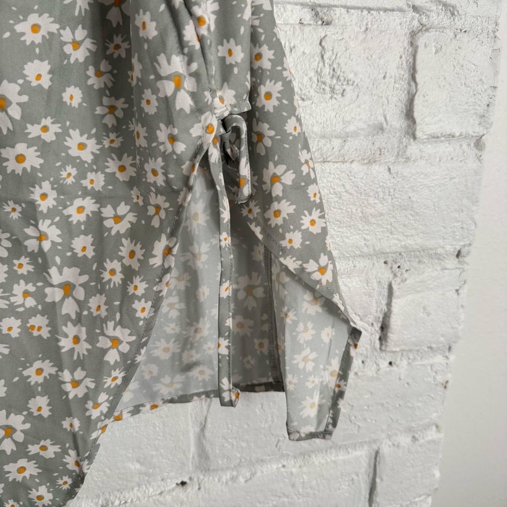 SHEIN Daisy Floral High-Low Skirt - Size Small $12 - Picture 3 of 13